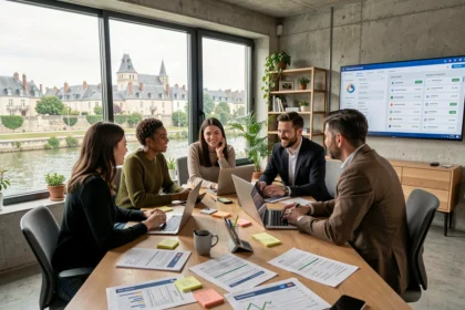 Équipe d'une agence SEO en Centre-Val de Loire travaillant autour d'un bureau moderne avec des rapports de référencement et des écrans affichant des tableaux de bord analytiques